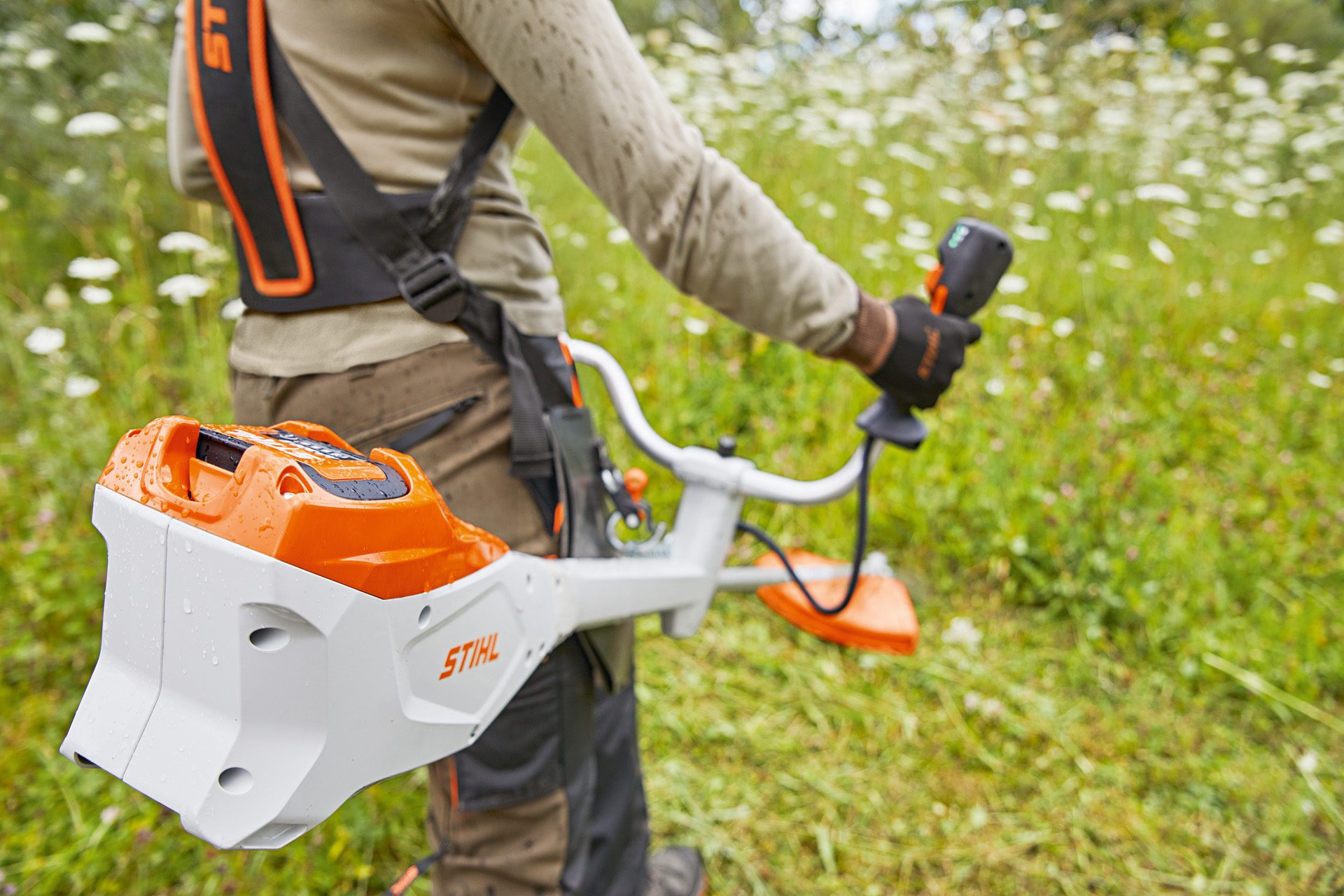 Un homme utilisant une débroussailleuse STIHL