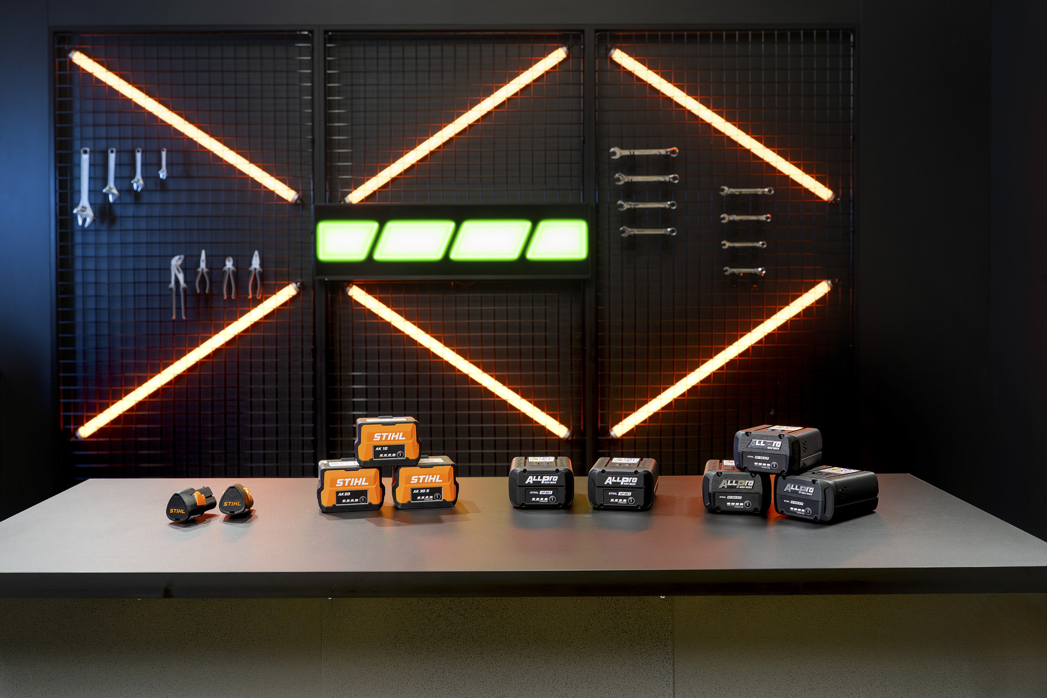 Trois systèmes de batterie différents sont présentés dans le showroom : Systèmes AS, AK et ALLPRO
