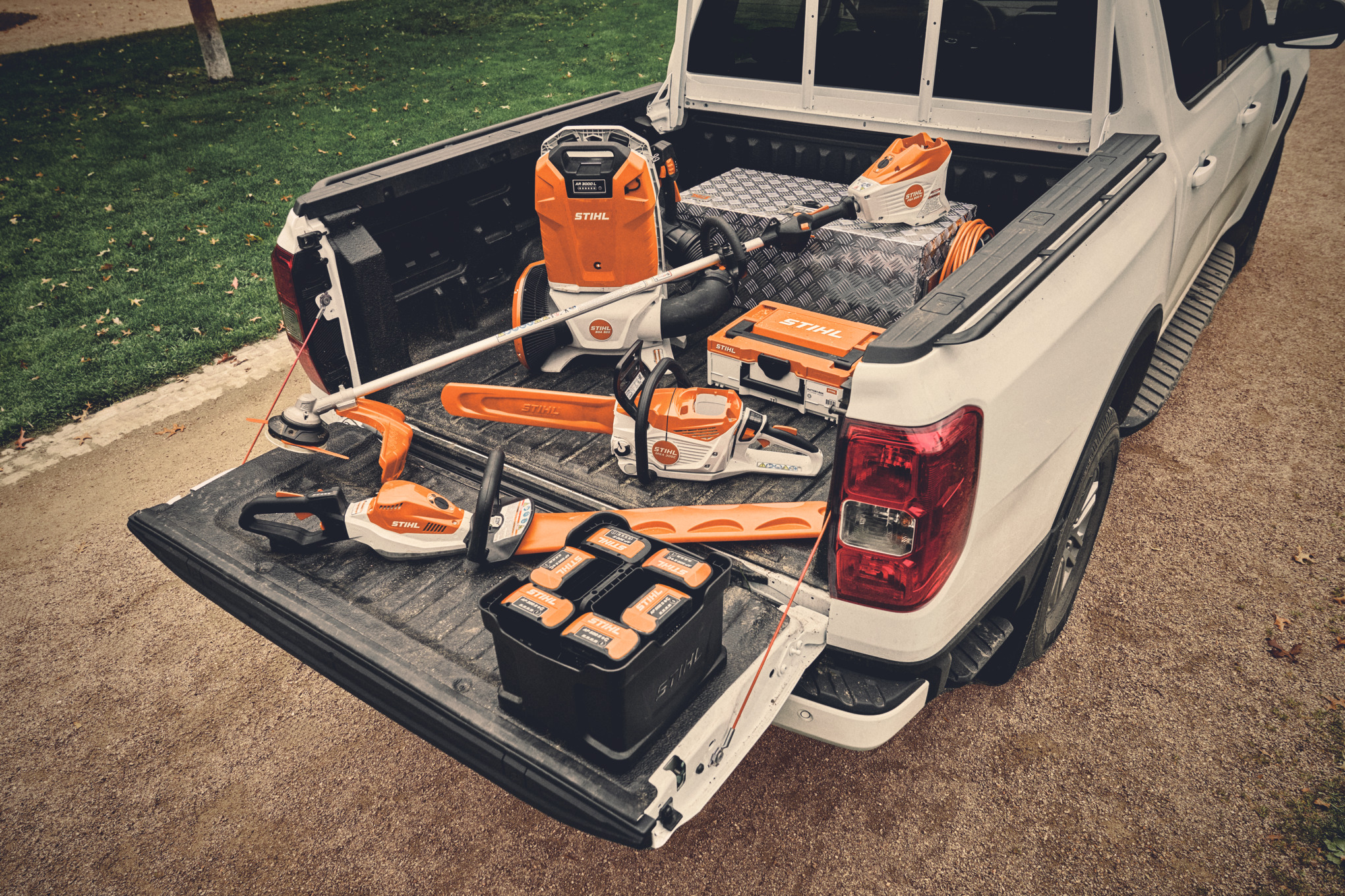 Divers outils électriques à batterie et batteries compatibles du système STIHL AP sur le plateau d'un véhicule  