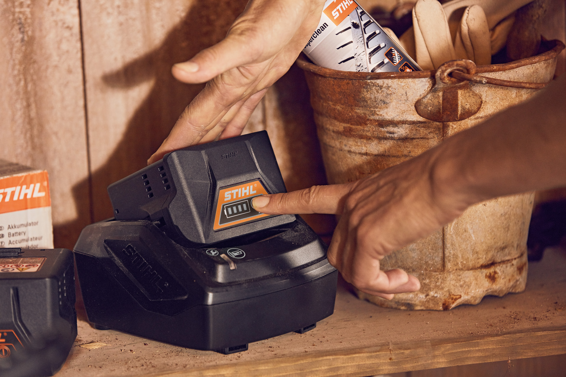 Entretien des batteries STIHL AK 10 et AK 20 dans un abri à outils