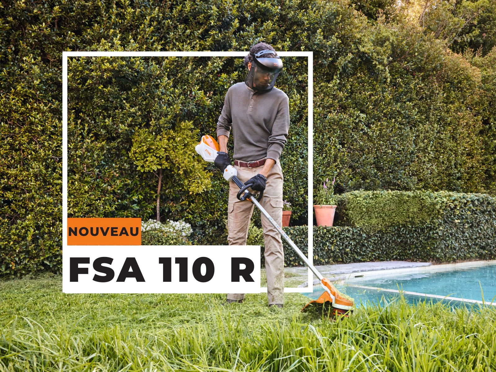 un homme tond la bordure de sa pelouse avec la débroussailleuse à batterie STIHL FSA 110 R devant sa piscine