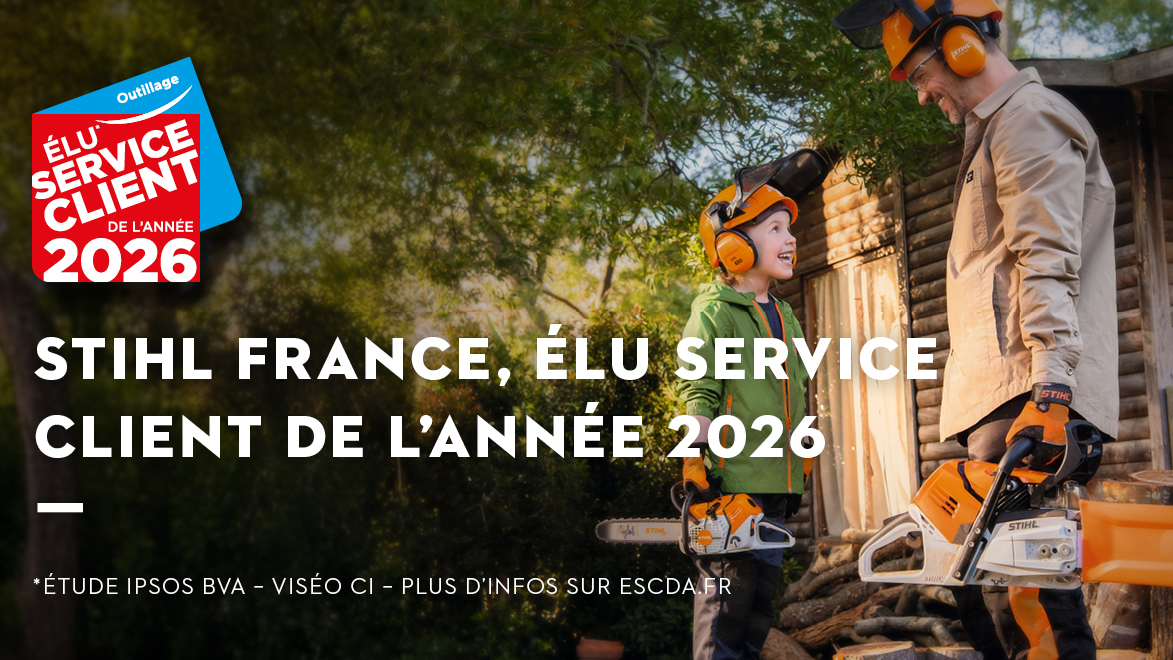 un père porte une tronçonneuse à batterie face à un garcçon qui porte un jouet tronçonneuse dans un jardin. STIHL FRANCE: élu service client de l'année 2026