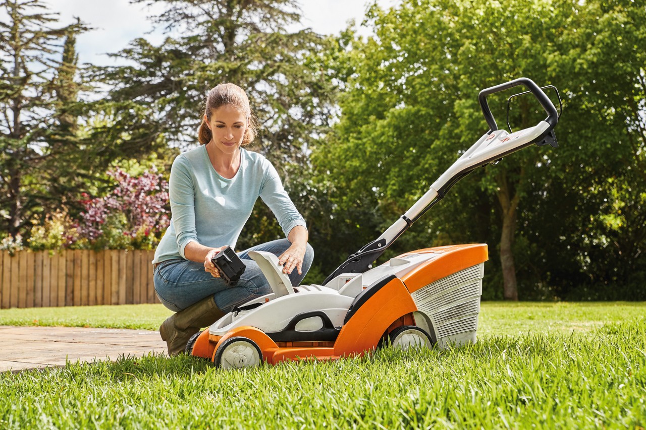 Une tonte correcte avec la tondeuse à gazon à batterie STIHL 339 C