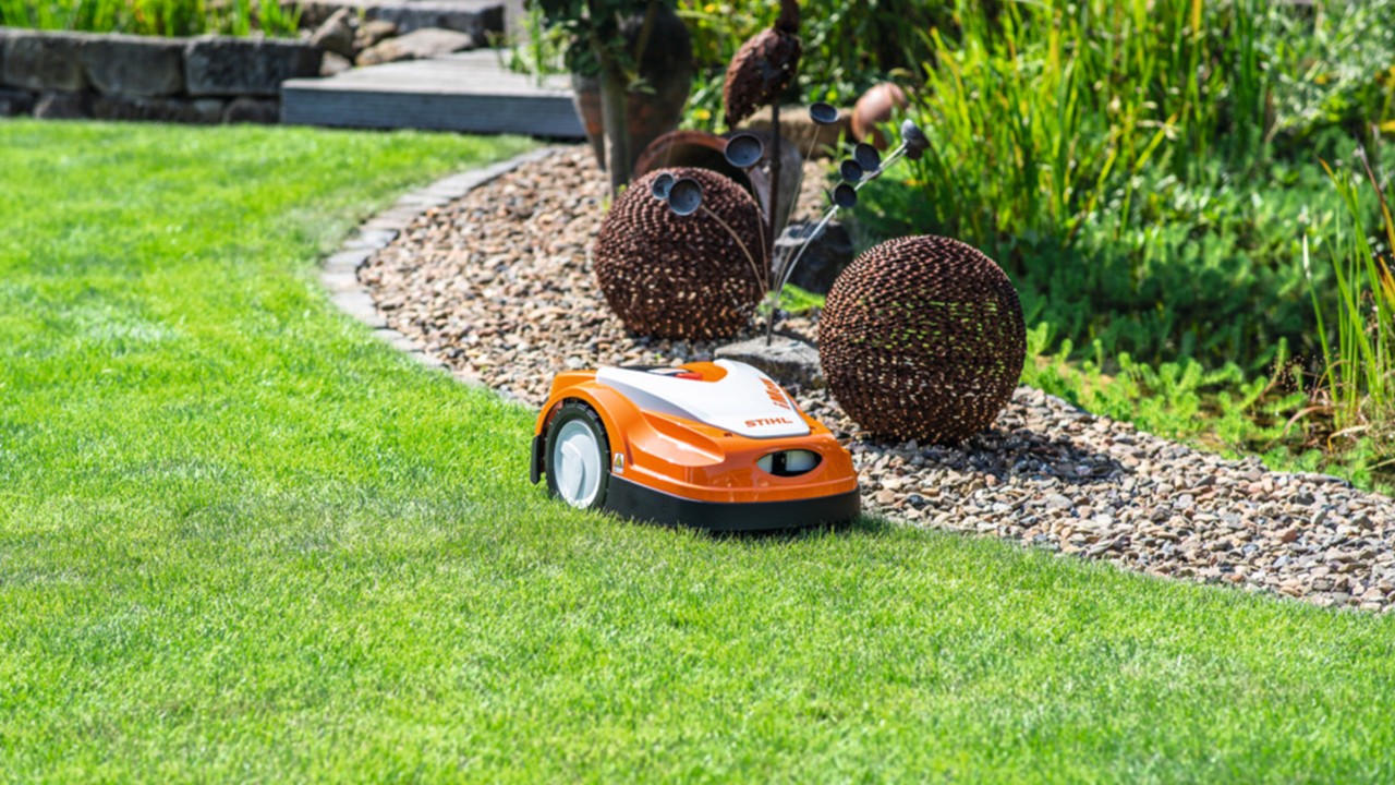 Robot de tonte STIHL iMOW® 422 avant son entretien sur un gazon vert