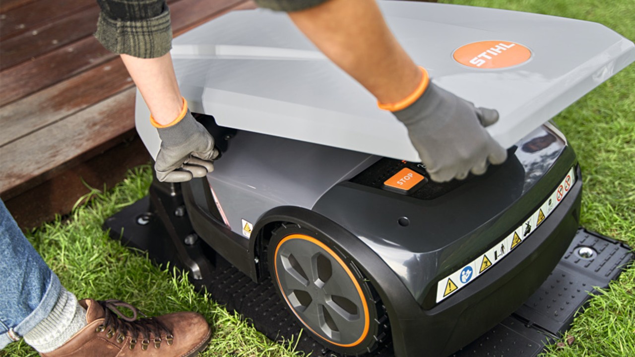 Robot tondeuse STIHL iMOW avec son toit de protection contre les UV