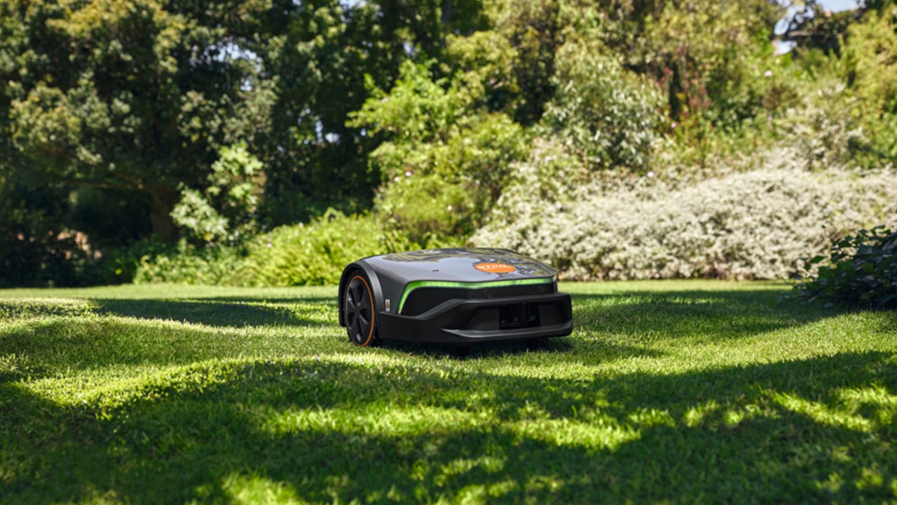 Un robot tondeuse STIHL iMOW sur une pelouse verte