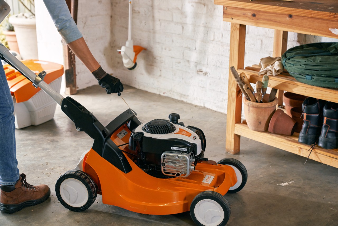 Nettoyage du filtre à air d’une tondeuse thermique STIHL RM 448 TC dans un garage