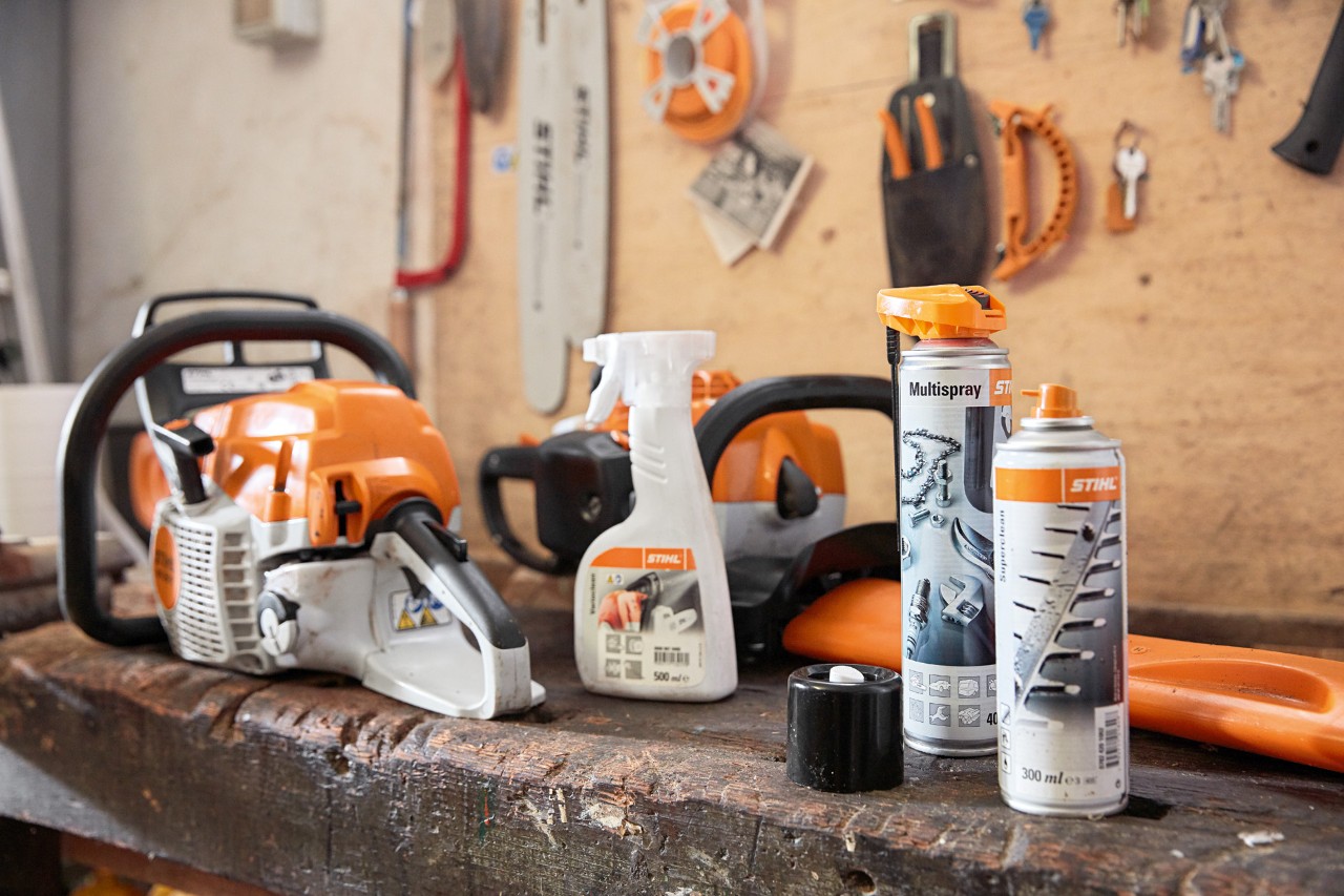 Matériel pour nettoyer une tronçonneuse STIHL