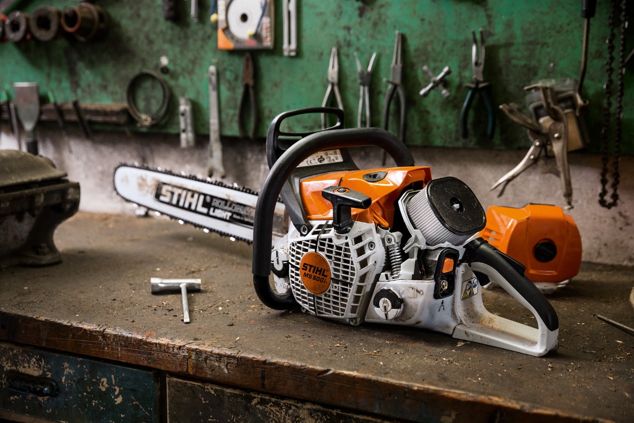 Tronçonneuse à essence STIHL MS&nbsp;500¡&nbsp;W sur un établi dans un atelier