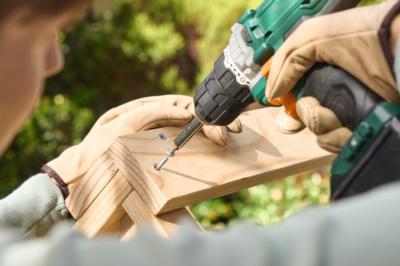femme qui fabrique une jardinière