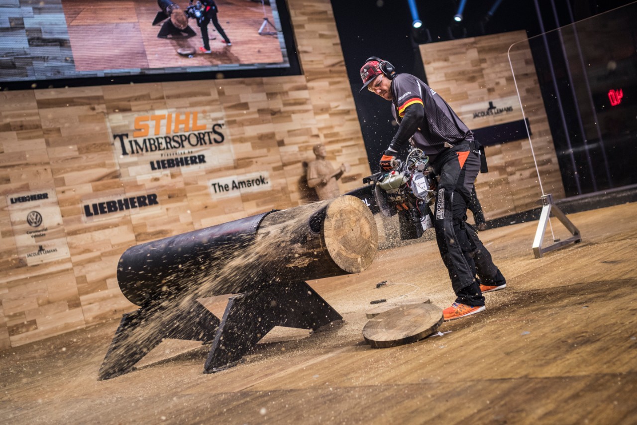 Les bûcherons sportifs sur scène lors du Championnat du Monde STIHL TIMBERSPORTS®&nbsp;2018 à Liverpool