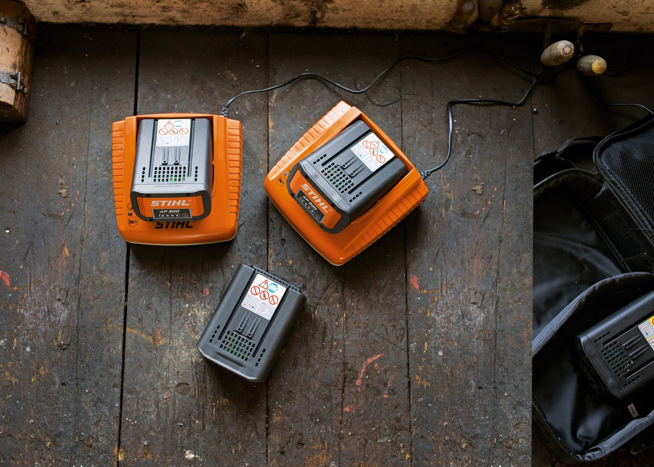 Batteries STIHL au lithium-ion en charge