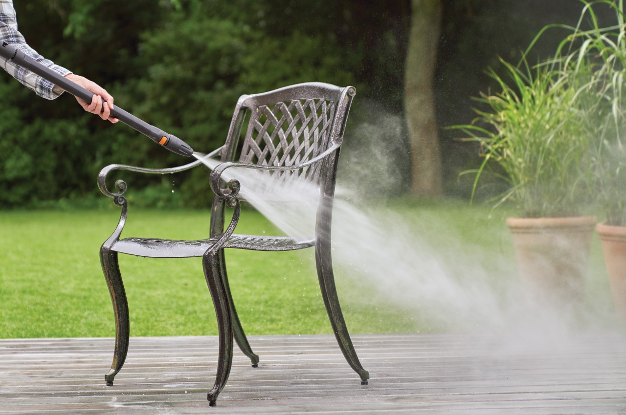 Siège de jardin en métal nettoyé au jet d’eau du nettoyeur haute pression STIHL RE 130 PLUS