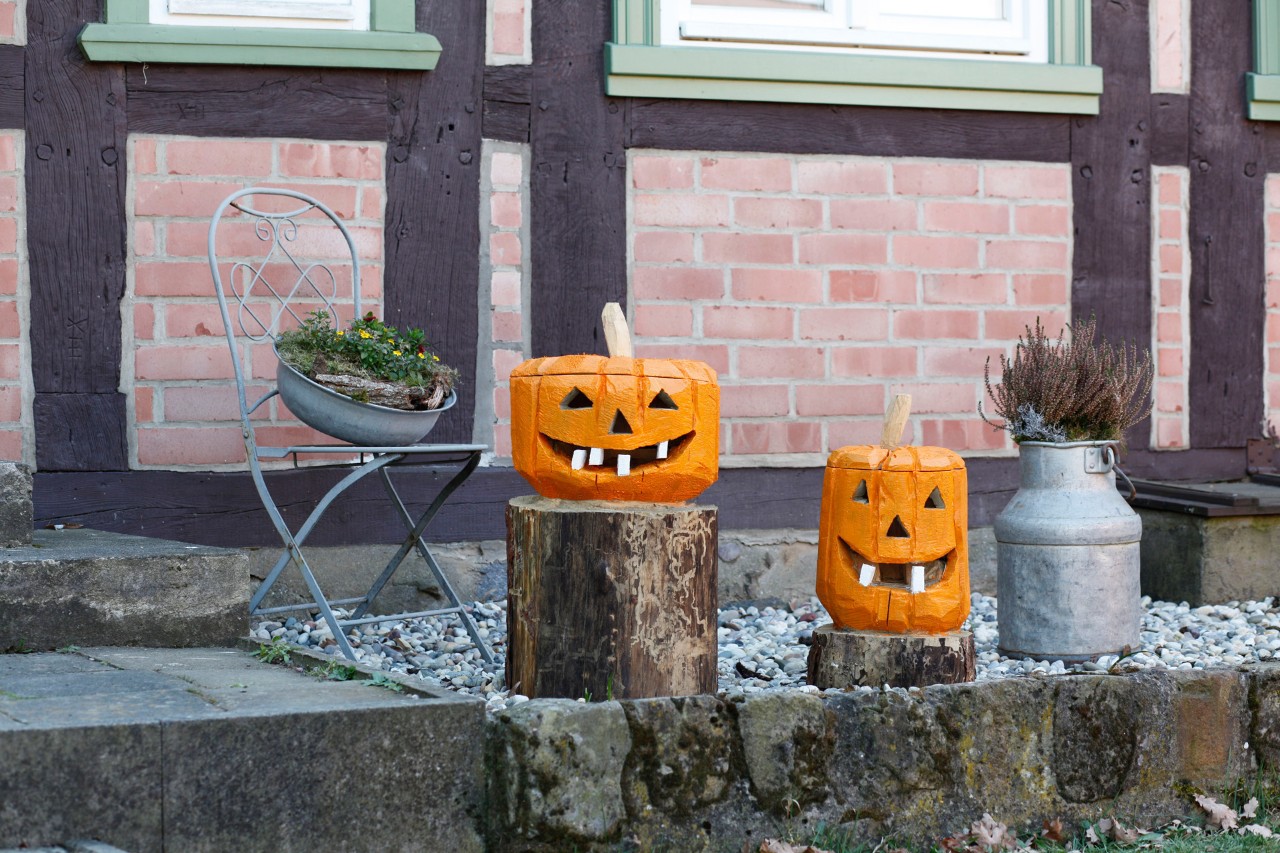 Une décoration intérieure en bois en forme de citrouille à faire soi-même sur deux souches d’arbre