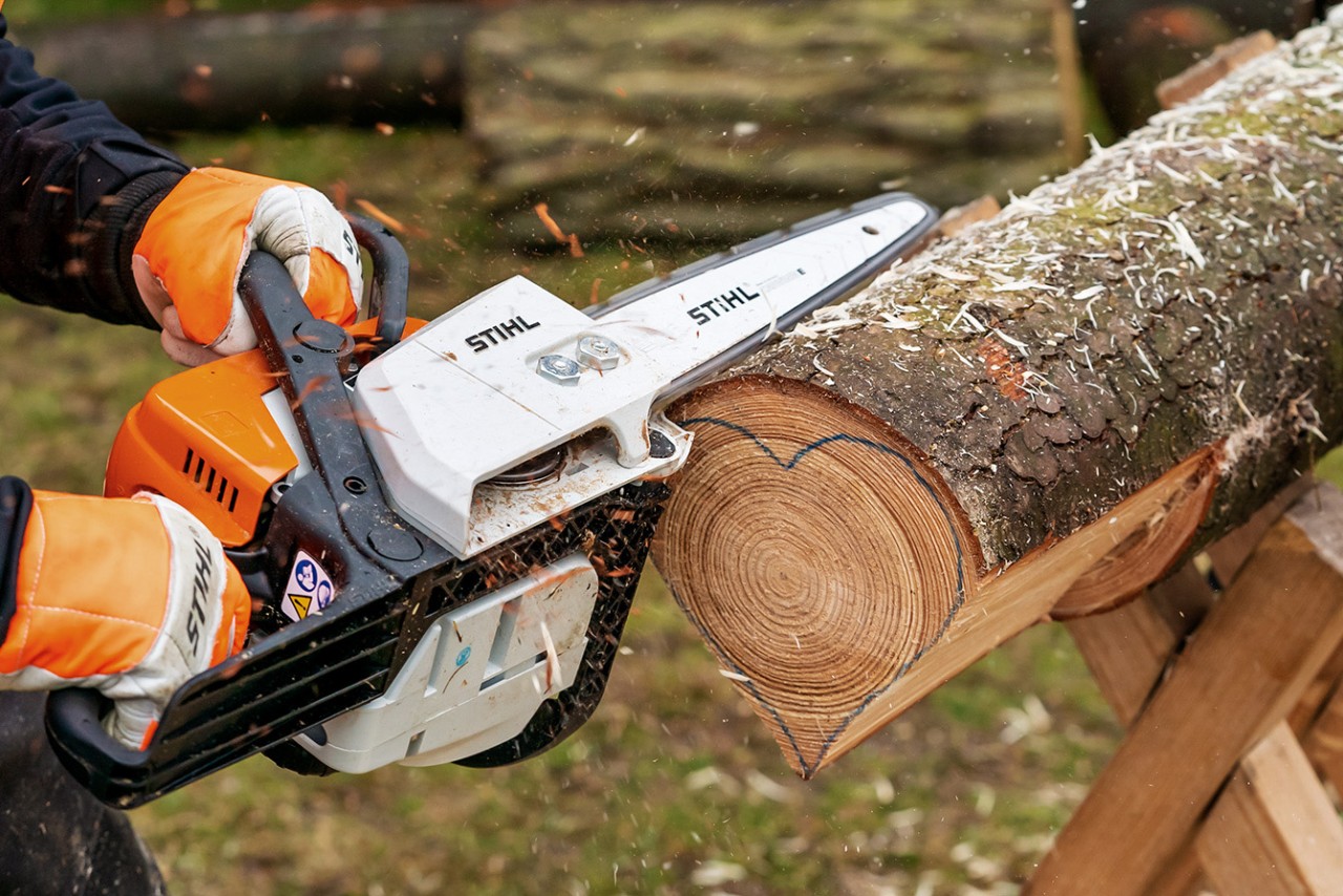 Fabriquer une série de cœurs dans une même bûche : sculpture d’un cœur en bois avec une tronçonneuse thermique STIHL MS 170