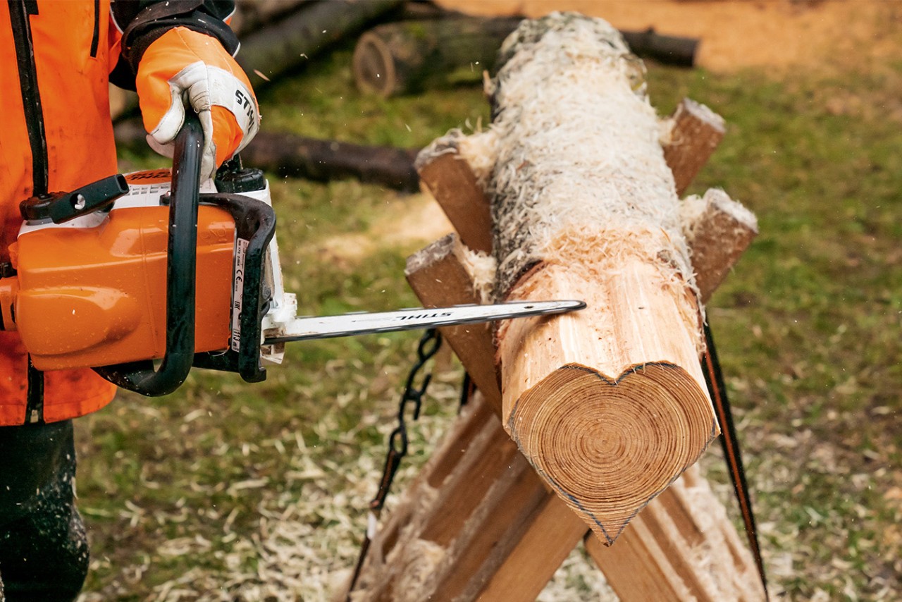 Fabriquer une série de cœurs dans une même bûche : lissage des bords du cœur avec une tronçonneuse thermique STIHL MS 170