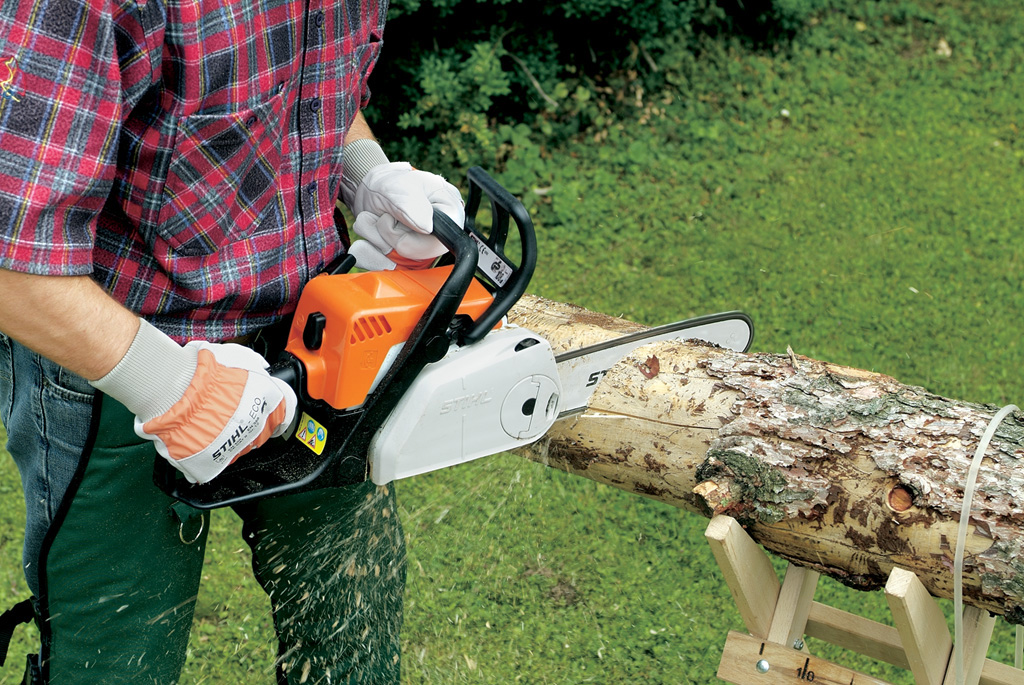 Découpez le corps du nichoir en bois en biais à l’aide d’une tronçonneuse STIHL
