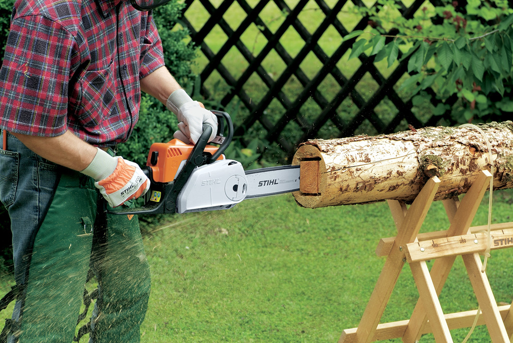 Parois de la chambre du nichoir en bois découpées avec une tronçonneuse STIHL