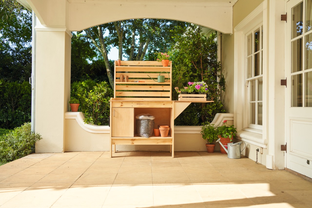 Table de jardinage faite maison sous une véranda 