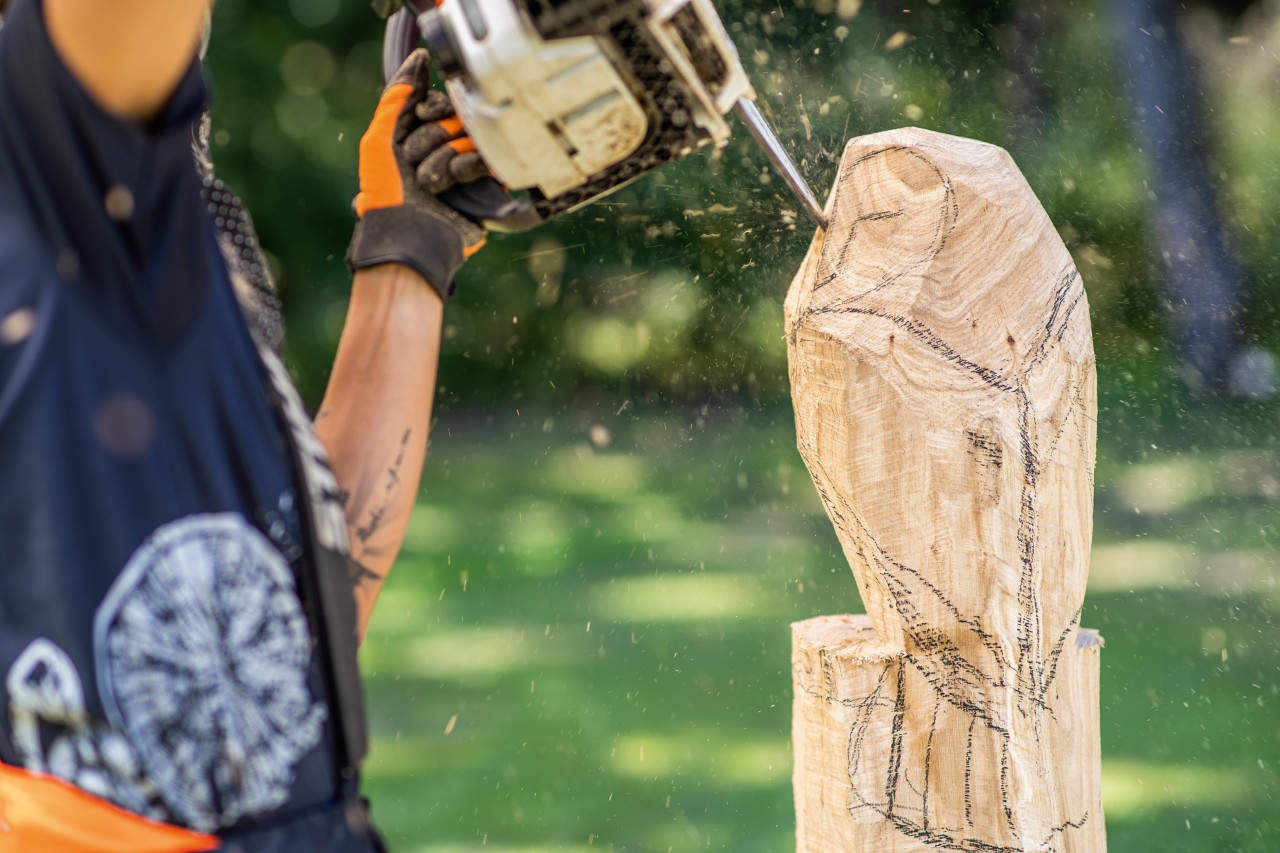 Ajout de détails sur une première ébauche de hibou sculpté réalisée avec une tronçonneuse STIHL et de son kit de sculpture.