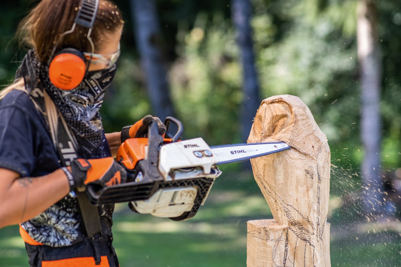 Réalisation d’une sculpture en bois hibou : élaboration des ailes à l’aide d’une tronçonneuse STIHL et d’un kit de sculpture.