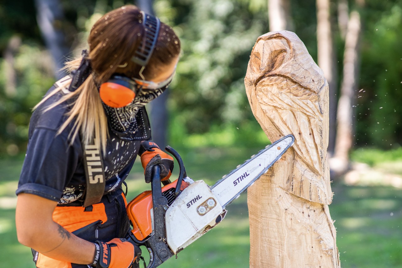 Réalisation d’une sculpture en bois hibou : sculpture des plumes à l’aide d’une tronçonneuse STIHL et d’un kit de sculpture.