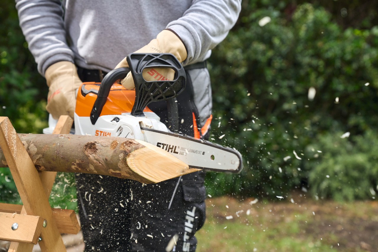 Réalisation d’une pointe de piquet à l’aide d’une tronçonneuse à batterie STIHL MSA 70