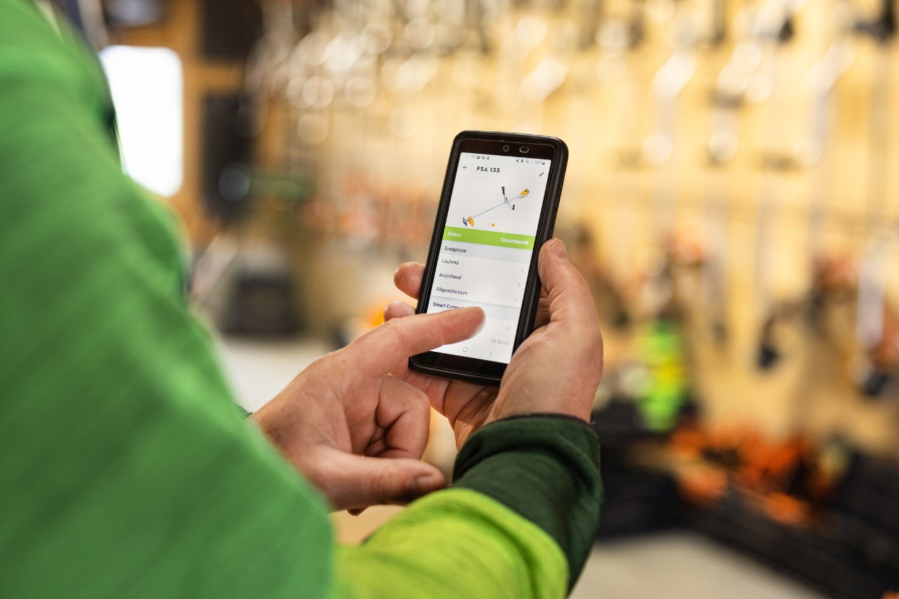 Un homme sur l'application STIHL connected