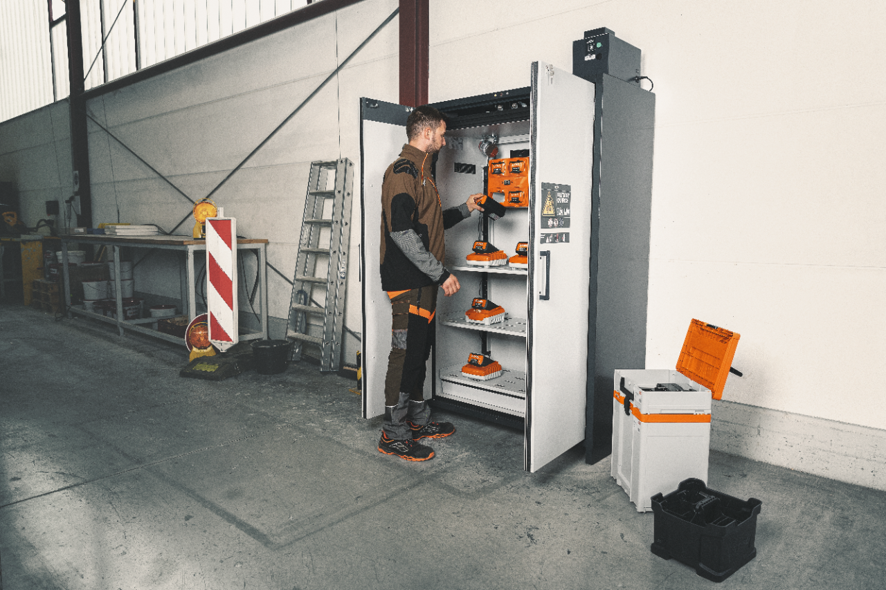 Une personne consulte des données système importantes sur l’ordinateur portable à l’aide de STIHL connected 
