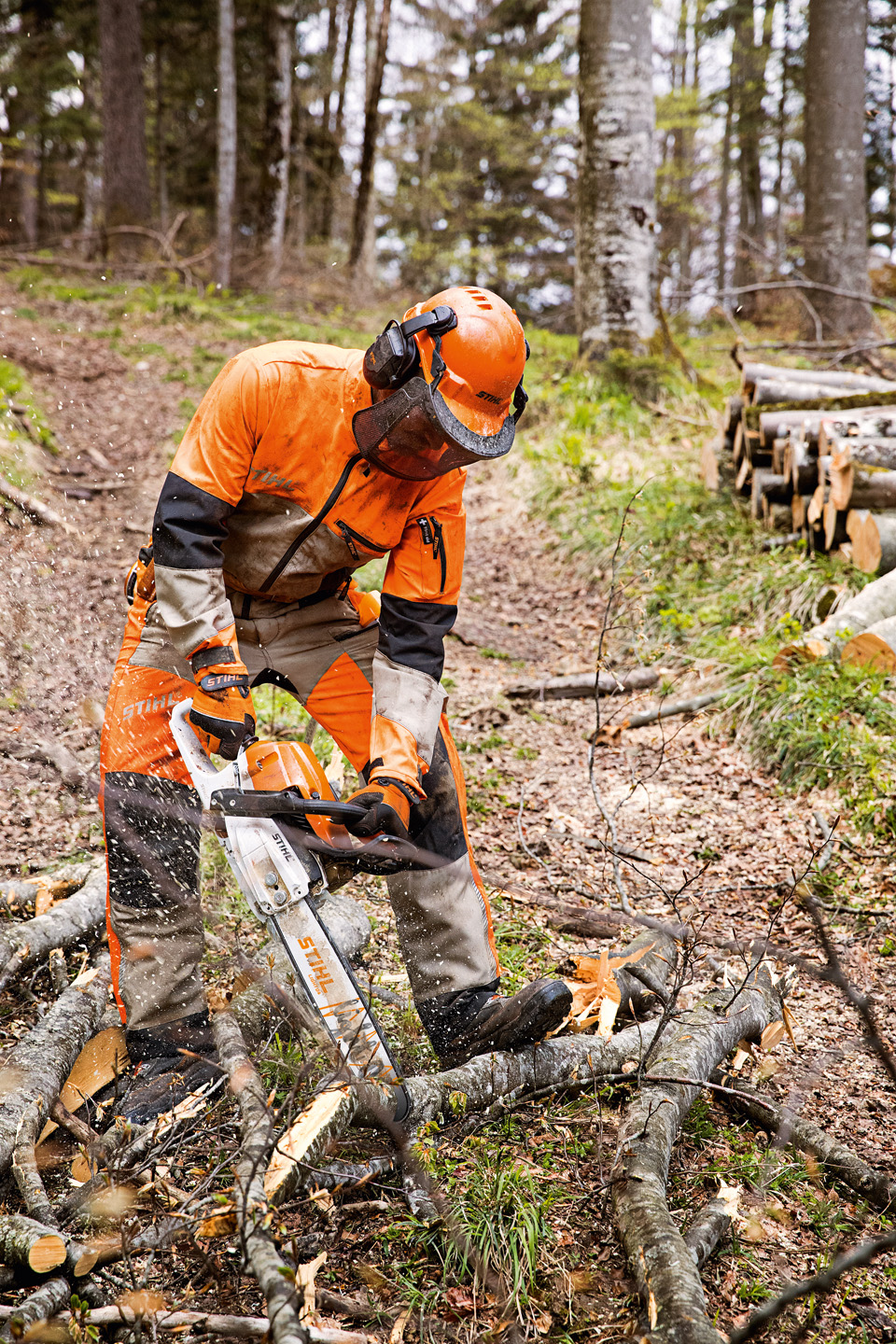 Combinaison d'équipements de protection auditive pour le travail professionnel en forêt