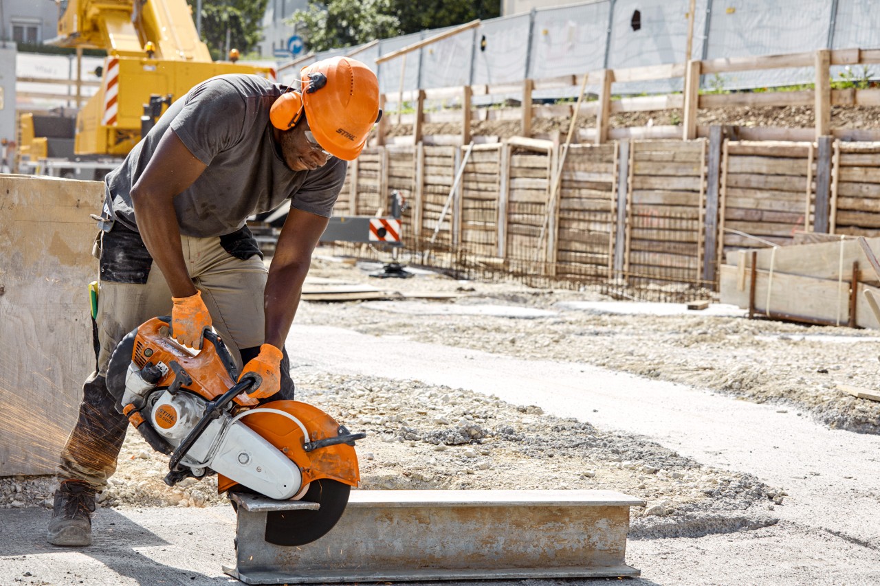 Mann nutzt auf einer Baustelle einen STIHL Trennschleifer TS 500i mit kunstharzgebundenen Trennscheiben