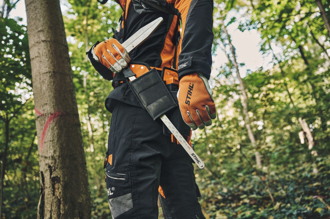 Personne portant un équipement de protection et le kit Sylviculture Basic en forêt