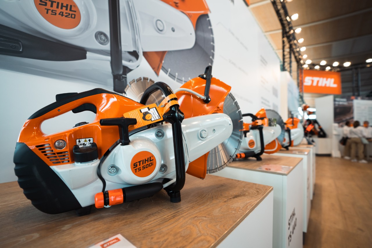 STIHL Découpeuses à pierre TS 500i et TS 420, sur un stand d'exposition intérieur