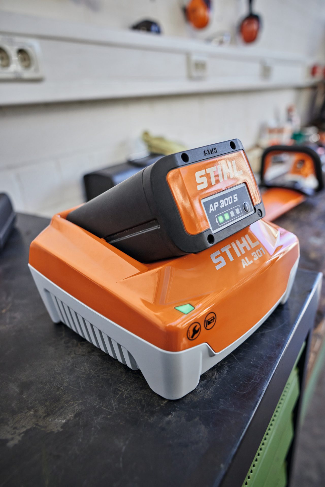 batterie et chargeur AP SYSTEM sur un établi