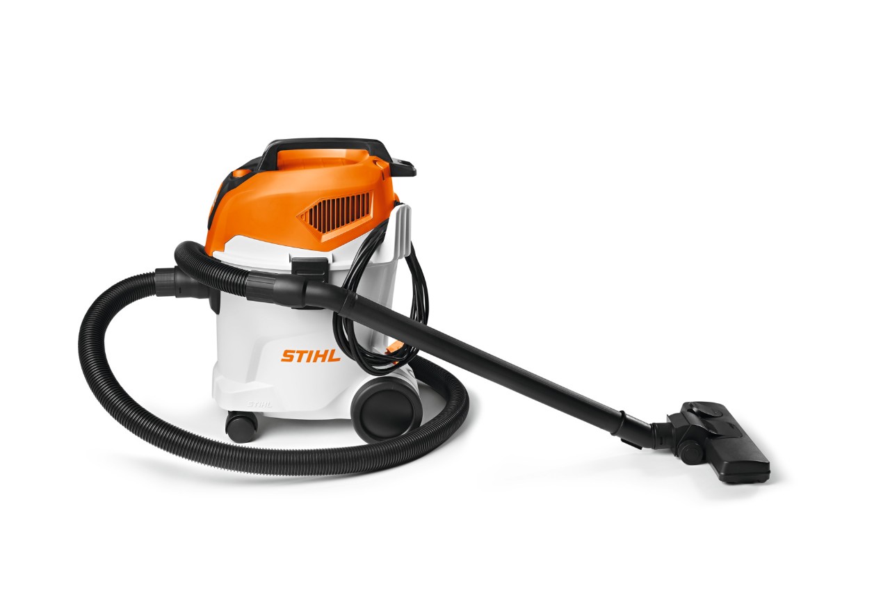 Aspirateur STIHL SE 33 sur fond blanc