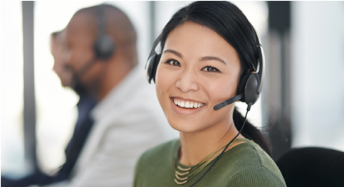 Femme portant un casque souriant devant la caméra