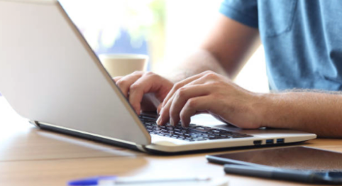 Une personne utilisant un ordinateur portable