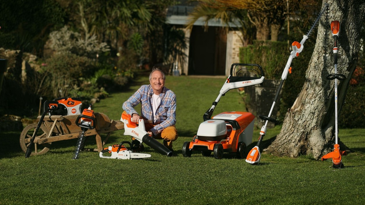 Stephan marie qui pose à côté d'outils à batterie gamme AK SYSTEM STIHL 