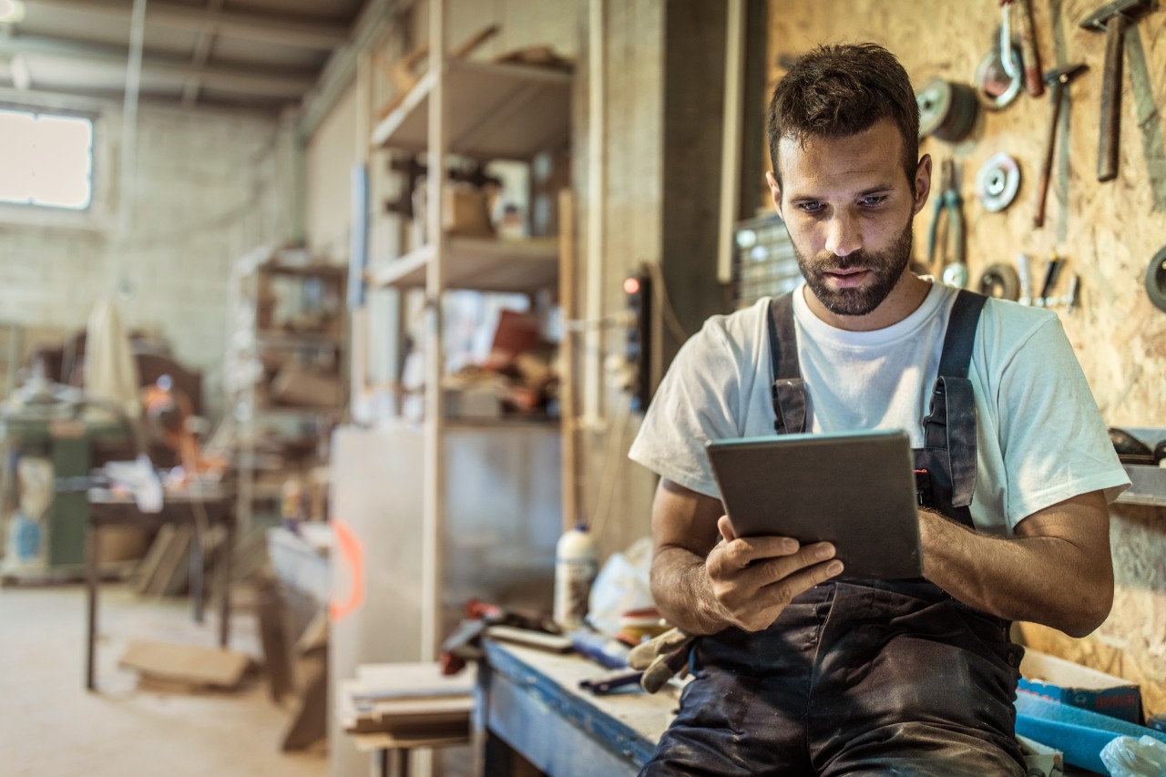 Un homme dans son atelier avec une tablette digitale