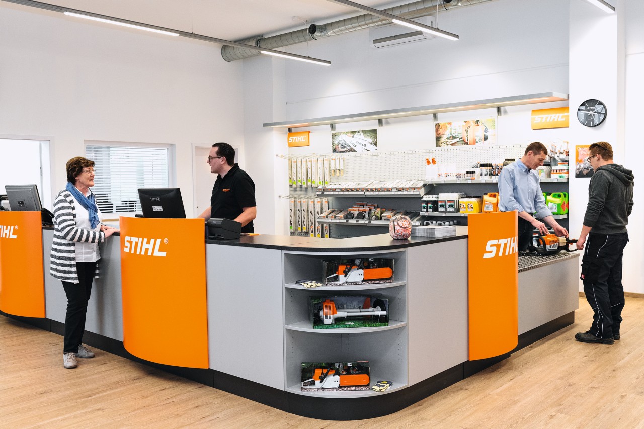 Espace de vente d’un revendeur spécialisé STIHL avec des employés et des clients  