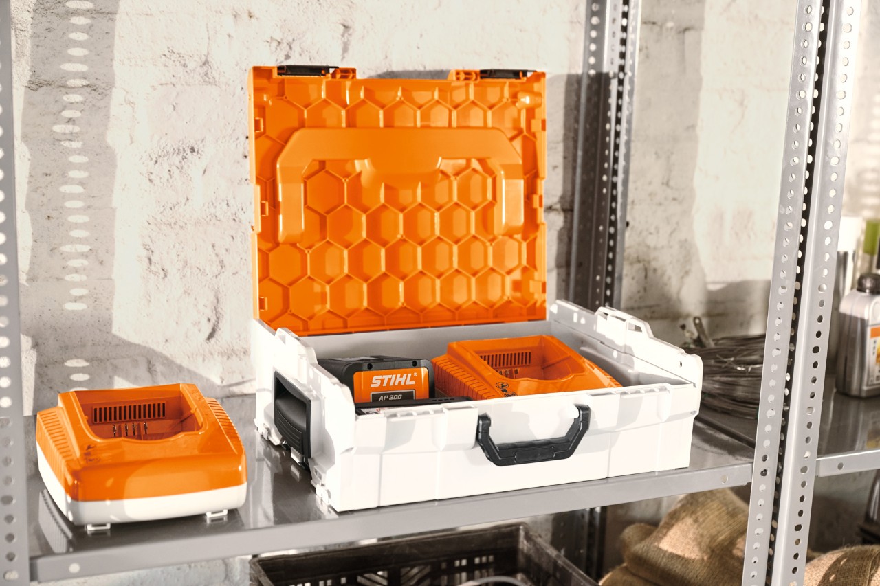 Bloc de batteries STIHL avec batteries STIHL dans une étagère d’atelier  