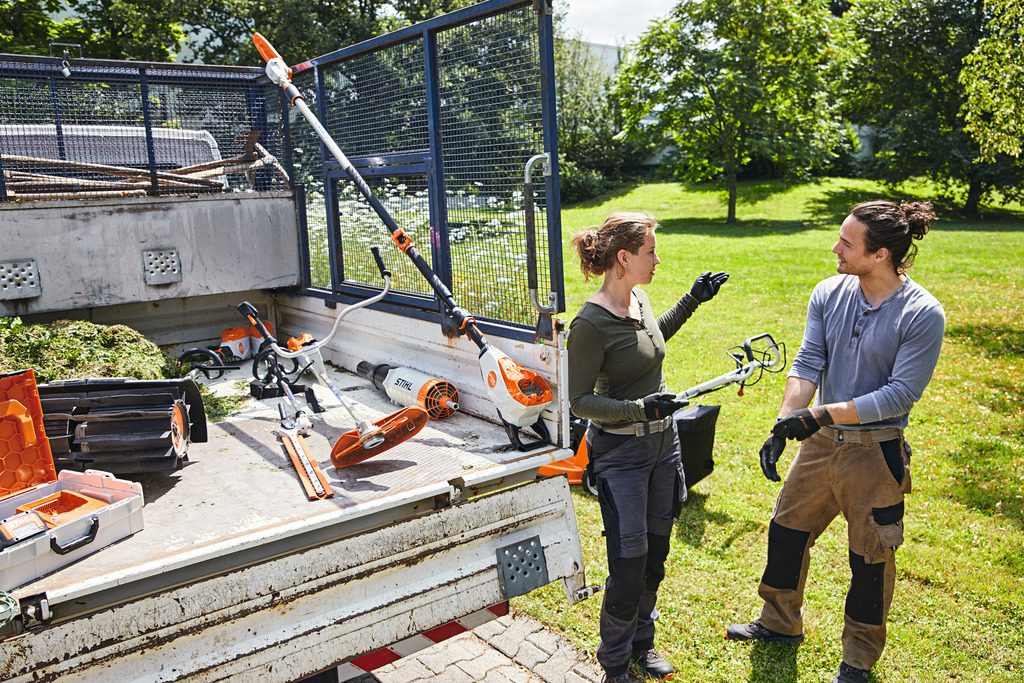 Pick-up chargé de divers produits Stihl
